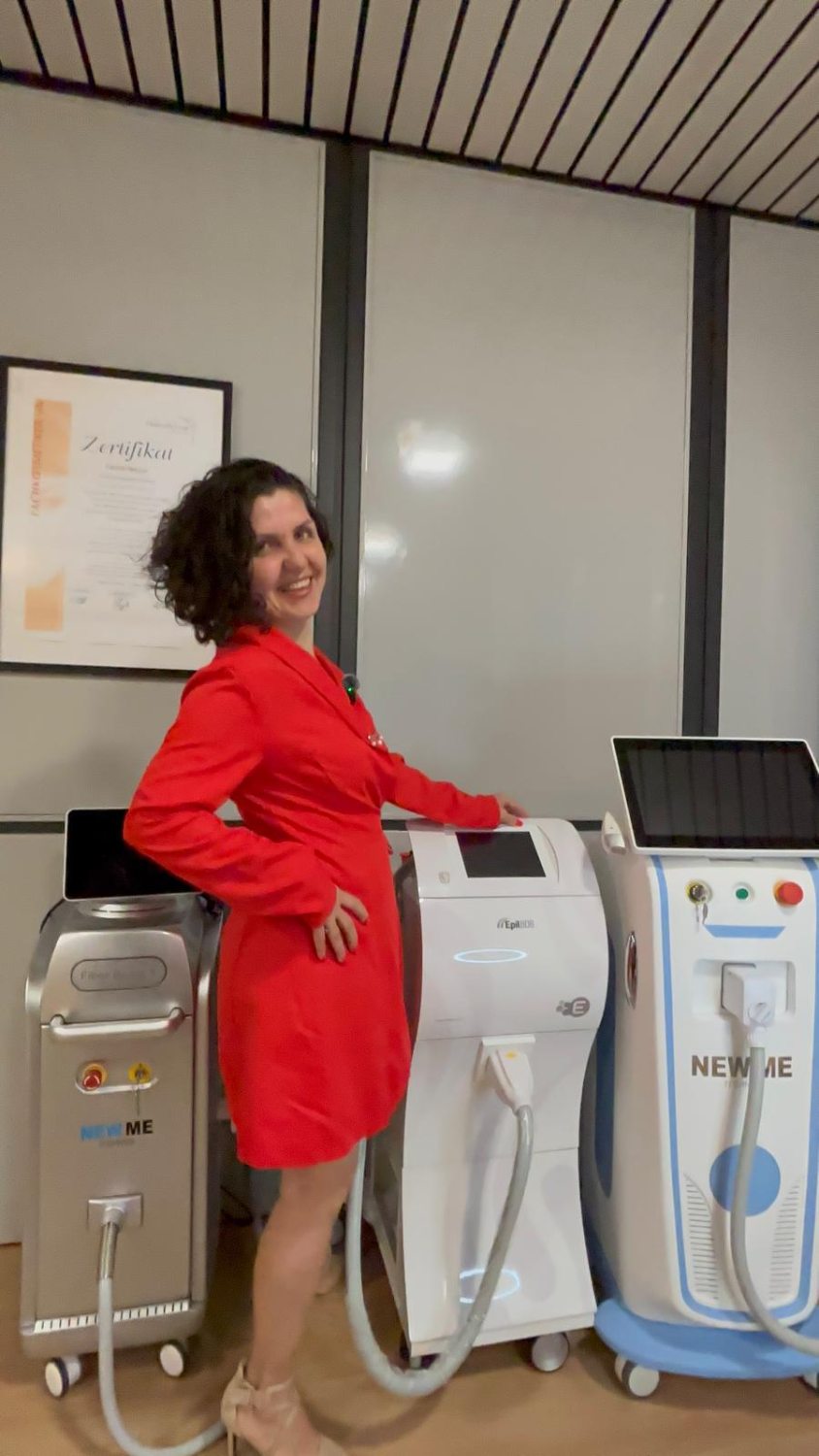 Fatma Seyyar mit den Diodenlaser-Geräten und Zertifikat im Studio